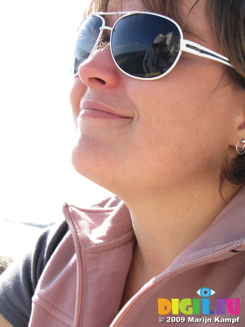 SX09251 Jenni and reflection of Marijn in sunglasses